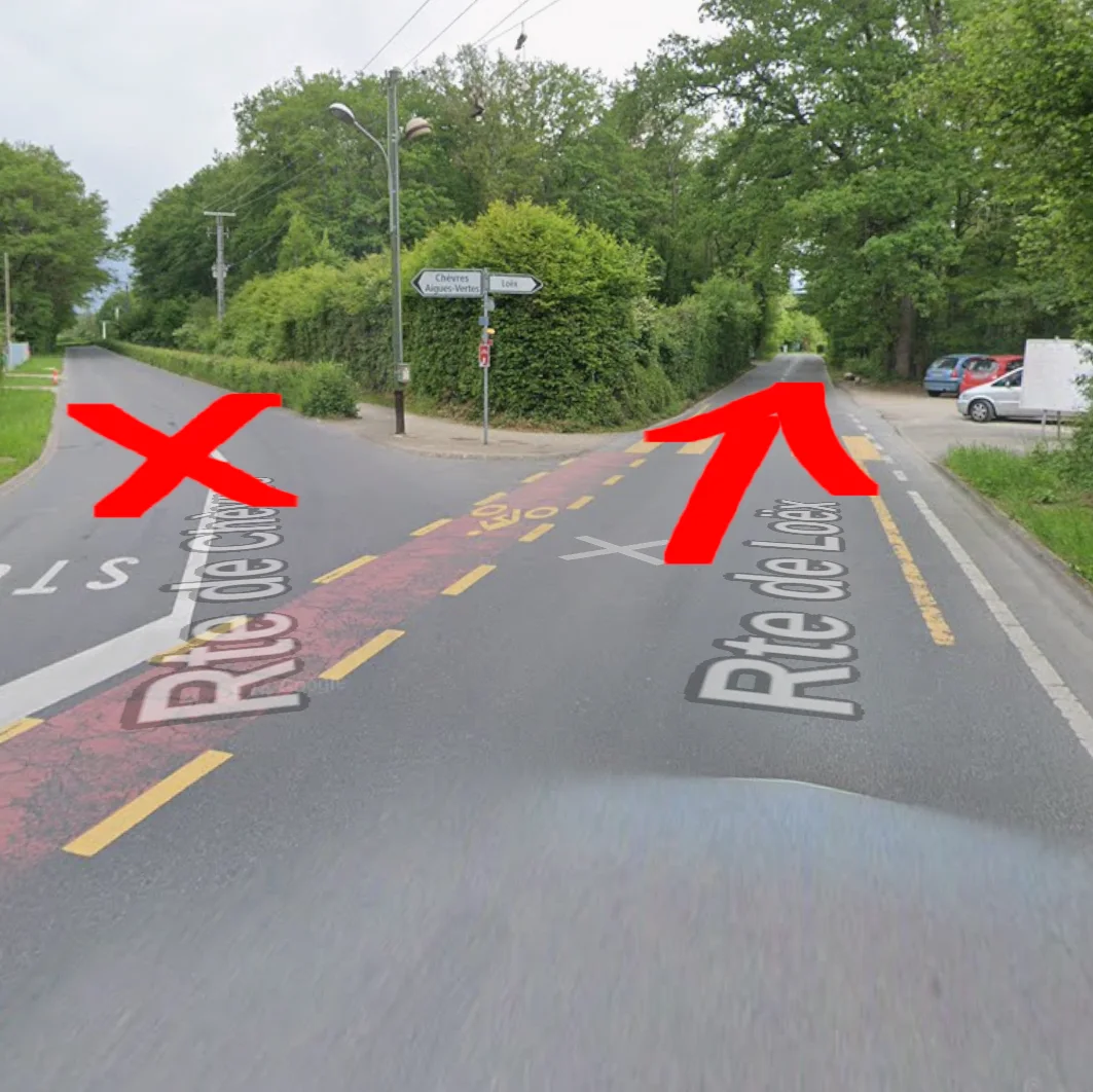 À la bifurcation, la flèche rouge indique la route de Loëx à droite ; la route de Chèvres à gauche est barrée.